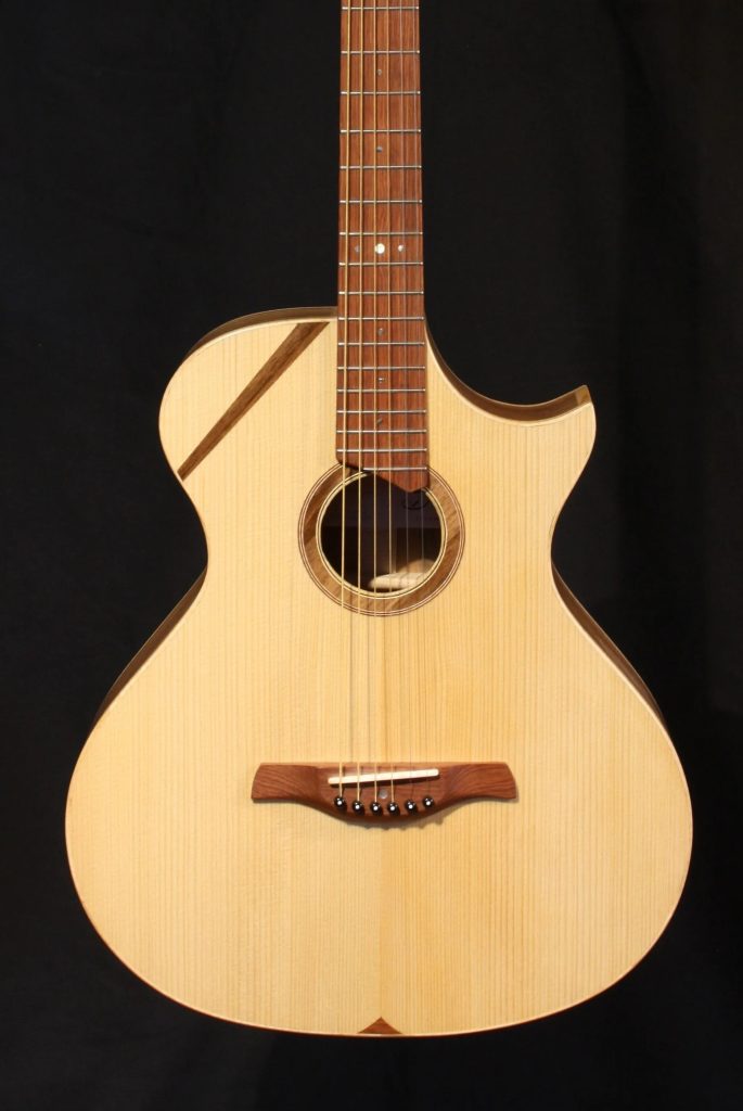 Guitare acoustique en bois naturel