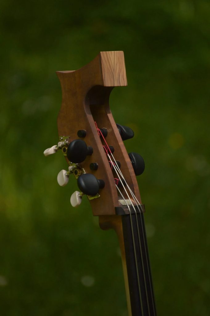 Tête de guitare encombrée de cordes